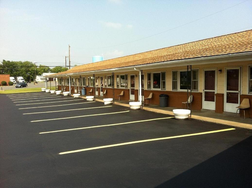 Budget Inn Mifflintown Exterior photo