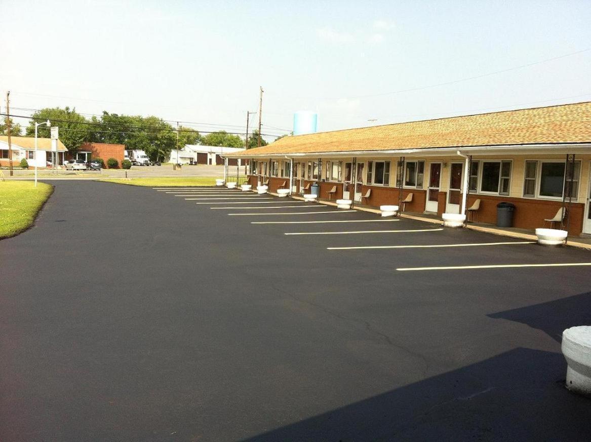Budget Inn Mifflintown Exterior photo