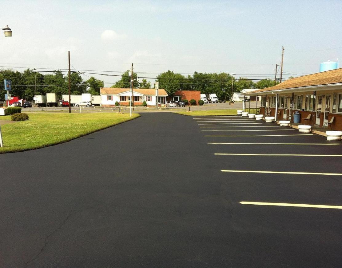Budget Inn Mifflintown Exterior photo